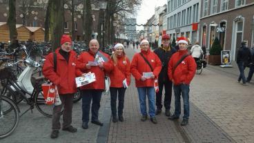 Flyeren in het centrum tijdens de kerstmarkt.